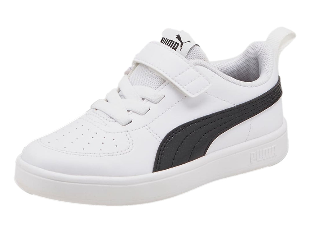 Tenis PUMA blancos para niño con franja negra lateral y correa de velcro.