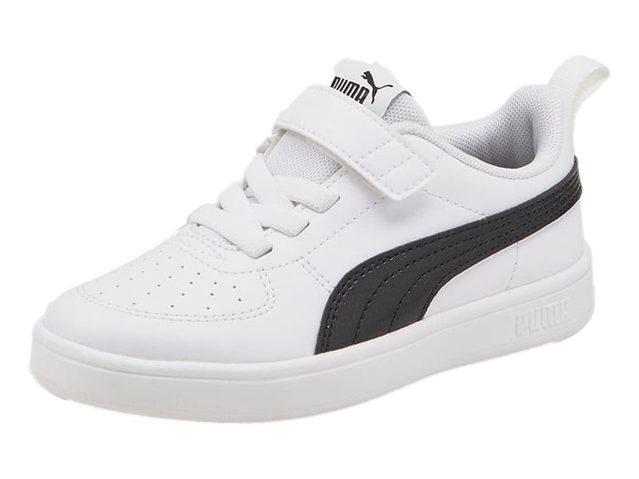 Tenis PUMA blancos para niño con franja negra lateral y correa de velcro.