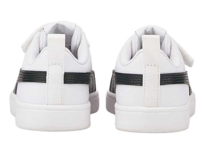 Tenis PUMA blancos para niño con franja negra lateral y correa de velcro.