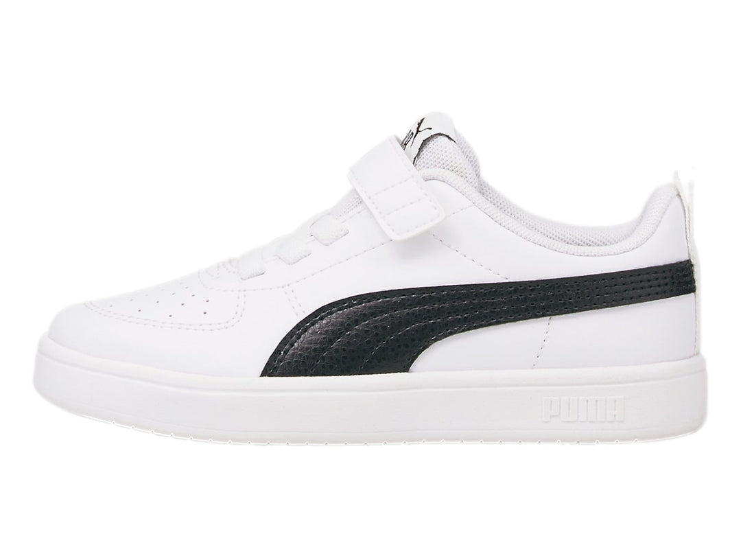 Tenis PUMA blancos para niño con franja negra lateral y correa de velcro.
