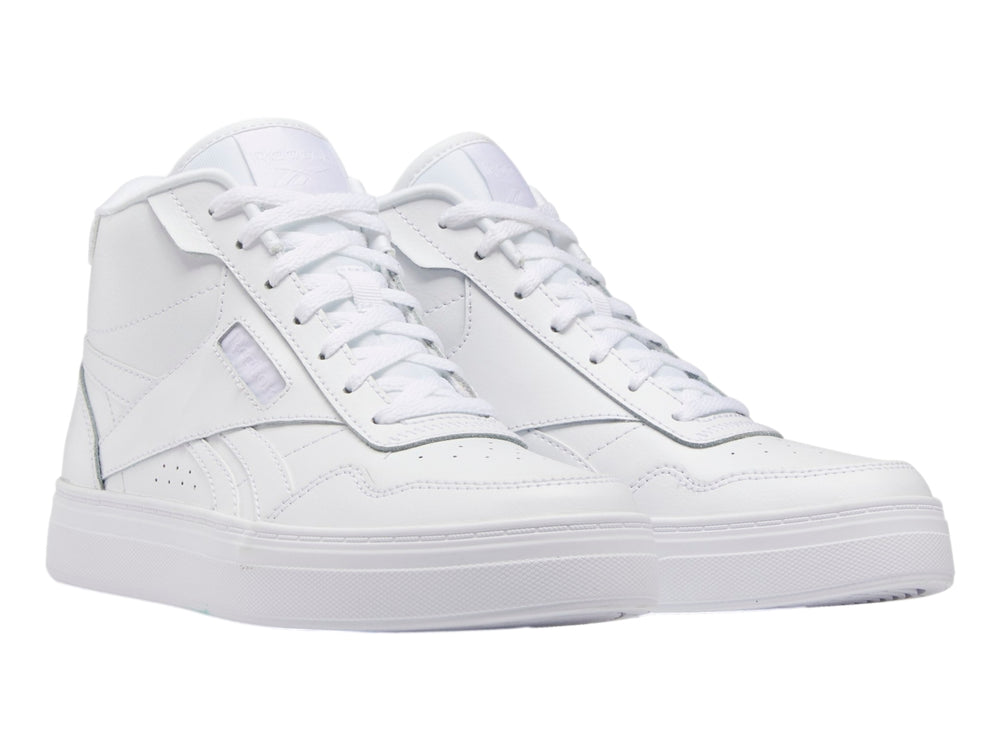 Tenis deportivos Reebok color blanco total con suela plana y cordones, vista lateral.