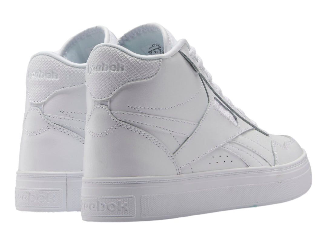Tenis deportivos Reebok color blanco total con suela plana y cordones, vista lateral.