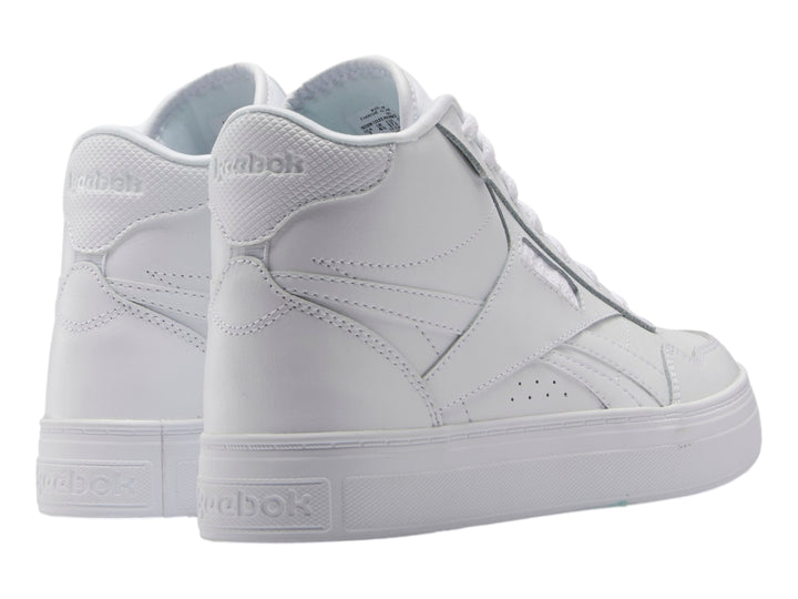 Tenis deportivos Reebok color blanco total con suela plana y cordones, vista lateral.