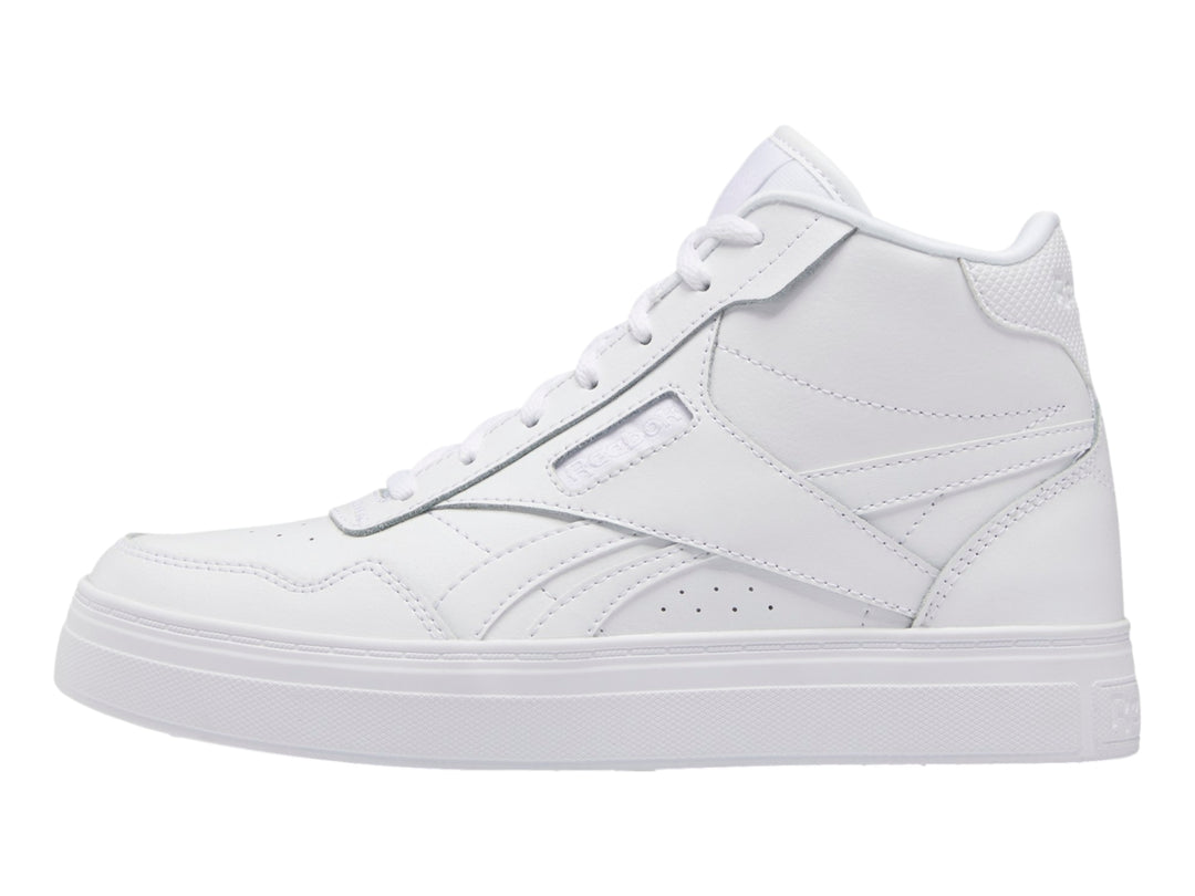 Tenis deportivos Reebok color blanco total con suela plana y cordones, vista lateral.