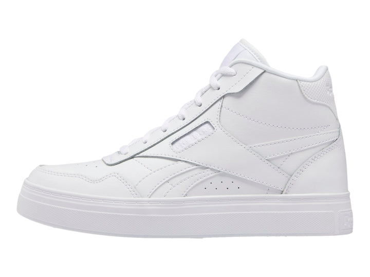 Tenis deportivos Reebok color blanco total con suela plana y cordones, vista lateral.