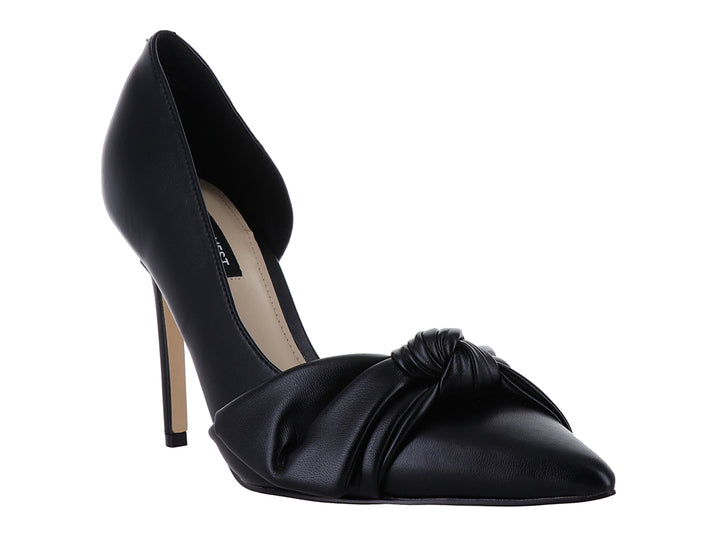 Zapato de tacón alto color negro con punta cerrada y detalle de nudo decorativo en la parte frontal.