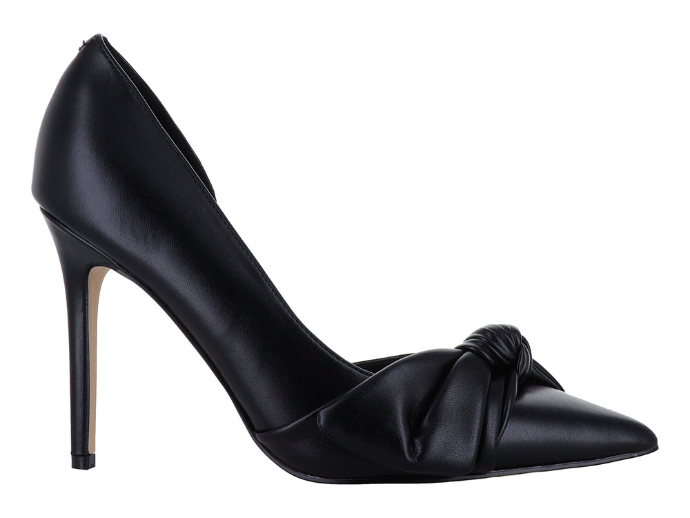 Zapato de tacón alto color negro con punta cerrada y detalle de nudo decorativo en la parte frontal.
