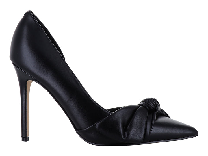 Zapato de tacón alto color negro con punta cerrada y detalle de nudo decorativo en la parte frontal.