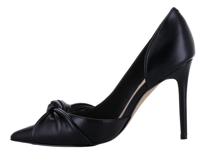 Zapato de tacón alto color negro con punta cerrada y detalle de nudo decorativo en la parte frontal.