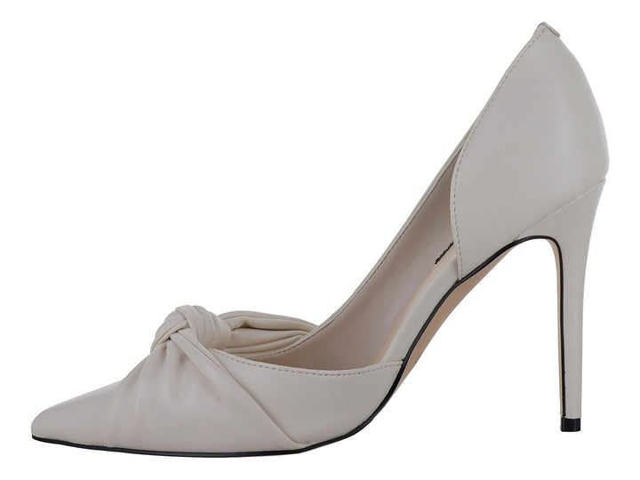 Zapato de tacón alto color marfil con detalle de nudo en la punta y tacón delgado.