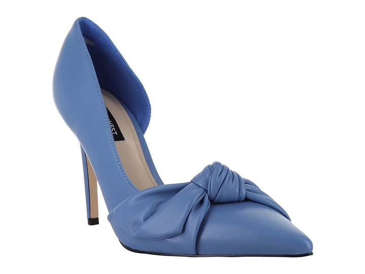 Zapato de tacón alto color azul con detalle de nudo en la punta y punta fina.