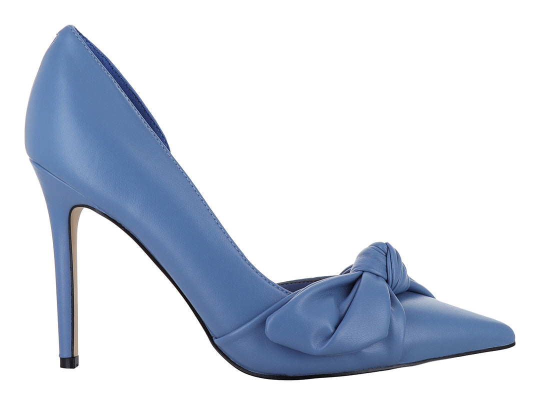 Zapato de tacón alto color azul con detalle de nudo en la punta y punta fina.