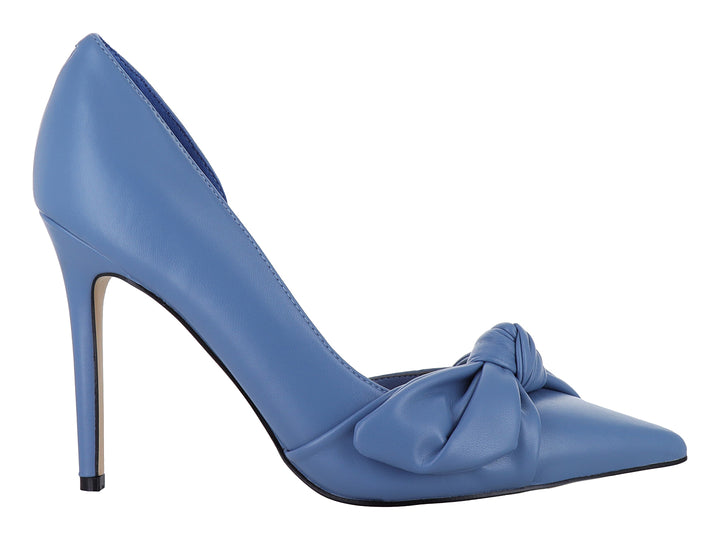 Zapato de tacón alto color azul con detalle de nudo en la punta y punta fina.