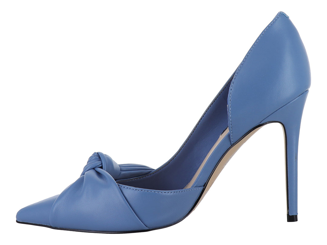 Zapato de tacón alto color azul con detalle de nudo en la punta y punta fina.