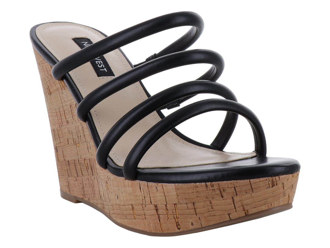 Sandalia Nine West negra con plataforma de efecto corcho y tiras transversales.