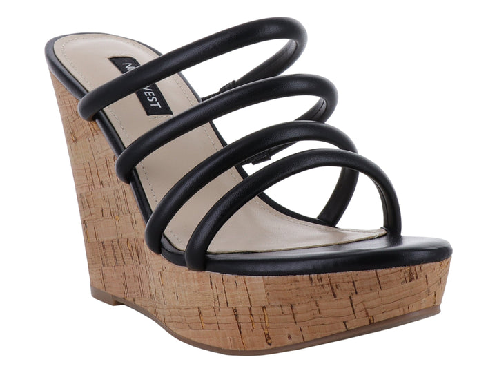 Sandalia Nine West negra con plataforma de efecto corcho y tiras transversales.