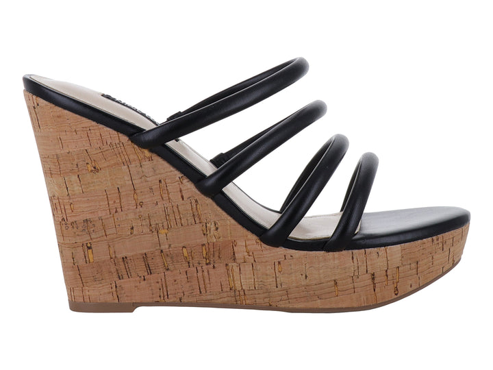 Sandalia Nine West negra con plataforma de efecto corcho y tiras transversales.
