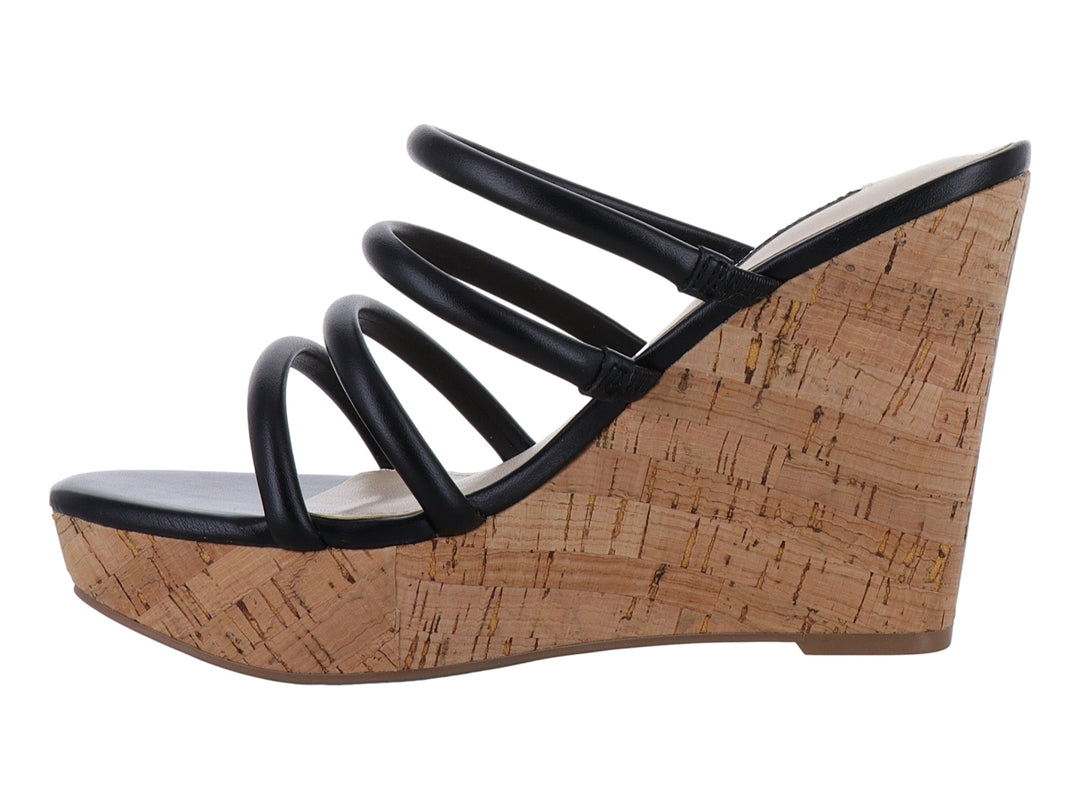Sandalia Nine West negra con plataforma de efecto corcho y tiras transversales.