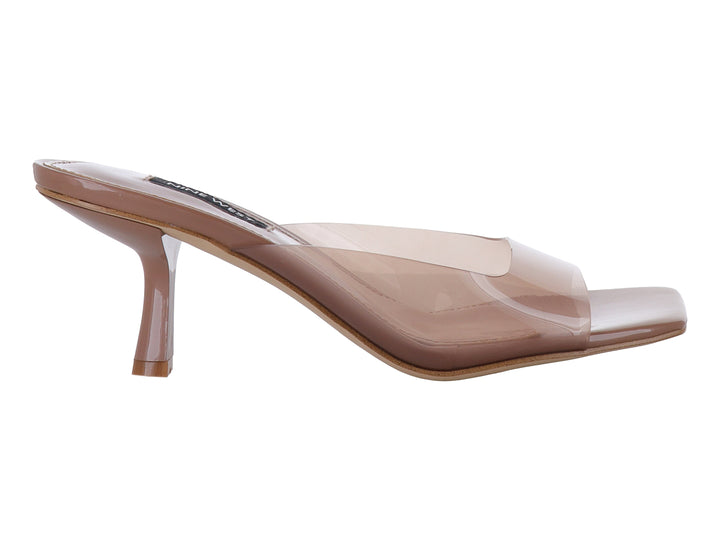 Sandalia de tacón cuadrado Nine West en color beige con tira frontal transparente.
