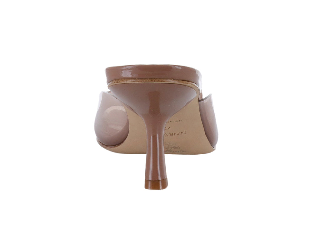 Sandalia de tacón cuadrado Nine West en color beige con tira frontal transparente.