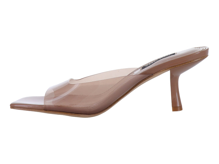 Sandalia de tacón cuadrado Nine West en color beige con tira frontal transparente.