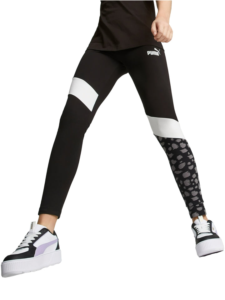 Leggings deportivos PUMA color negro con bloques blancos y estampado animal en la pierna izquierda.