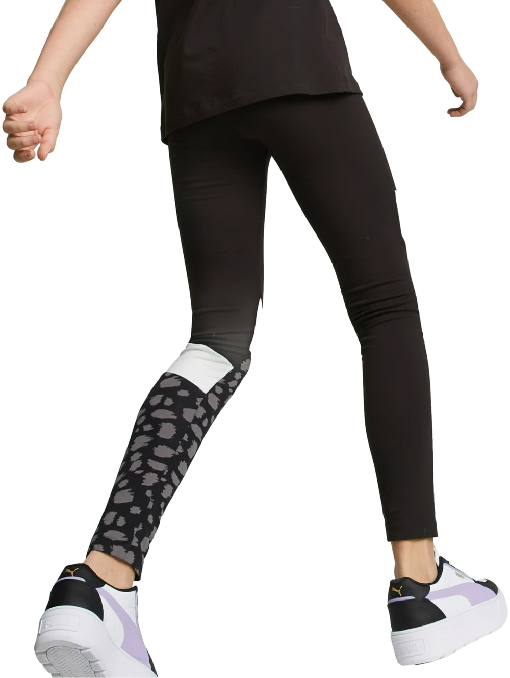 Leggings deportivos PUMA color negro con bloques blancos y estampado animal en la pierna izquierda.