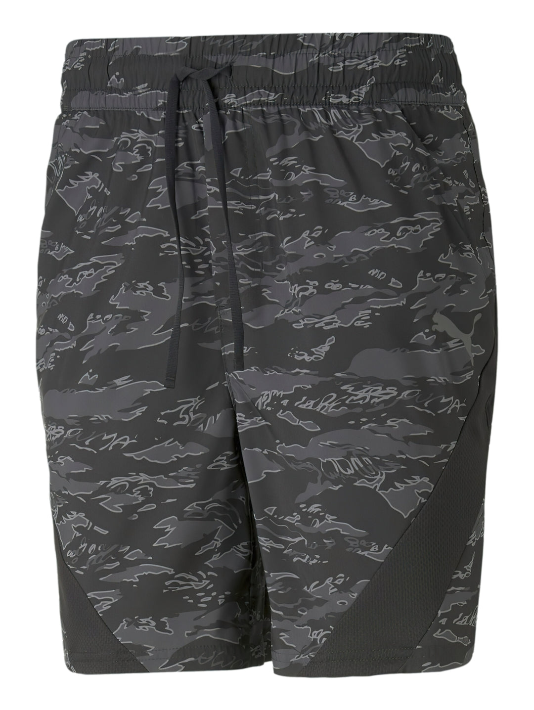 Pantalones cortos deportivos PUMA color negro con estampado de camuflaje y cintura elástica.