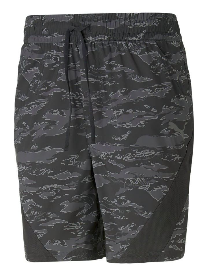 Pantalones cortos deportivos PUMA color negro con estampado de camuflaje y cintura elástica.