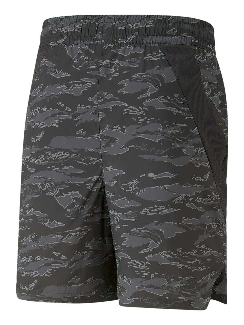 Pantalones cortos deportivos PUMA color negro con estampado de camuflaje y cintura elástica.