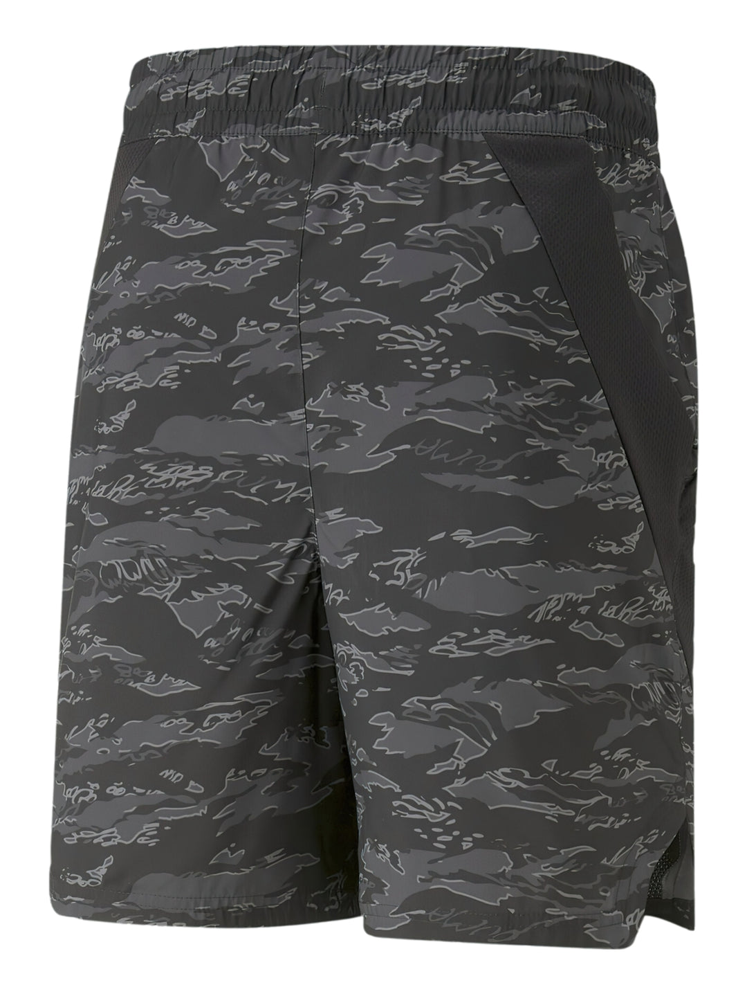 Pantalones cortos deportivos PUMA color negro con estampado de camuflaje y cintura elástica.
