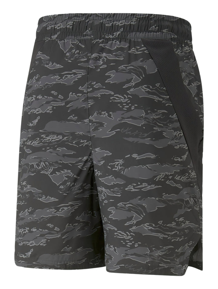 Pantalones cortos deportivos PUMA color negro con estampado de camuflaje y cintura elástica.