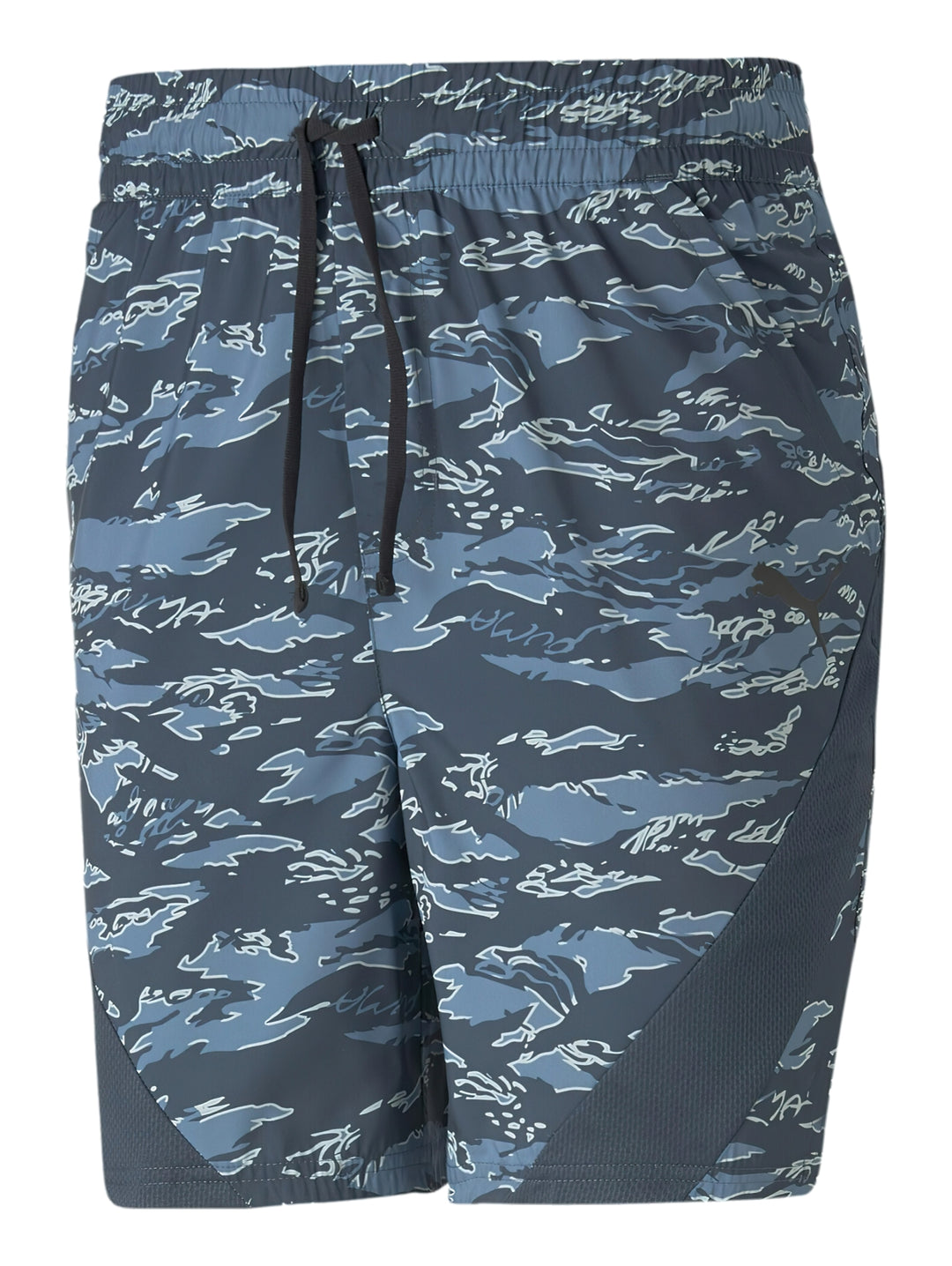 Pantalones cortos deportivos PUMA con estampado de camuflaje en tonos azul oscuro y gris.