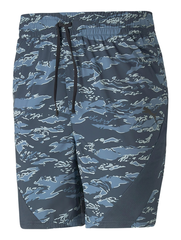 Pantalones cortos deportivos PUMA con estampado de camuflaje en tonos azul oscuro y gris.