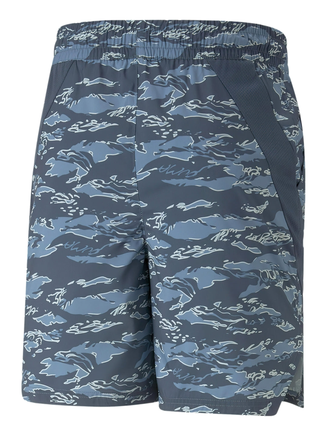 Pantalones cortos deportivos PUMA con estampado de camuflaje en tonos azul oscuro y gris.
