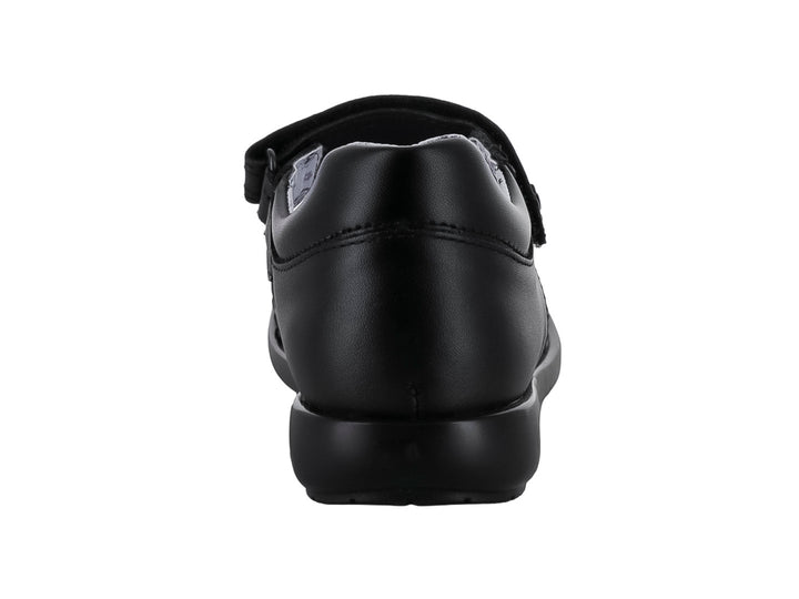 Zapato negro para niña de material sintético con correa de cierre y forro interior estampado de corazones.