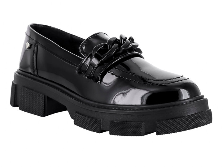 Zapato tipo mocasín para niño en charol negro con detalle de cadena y suela gruesa track.