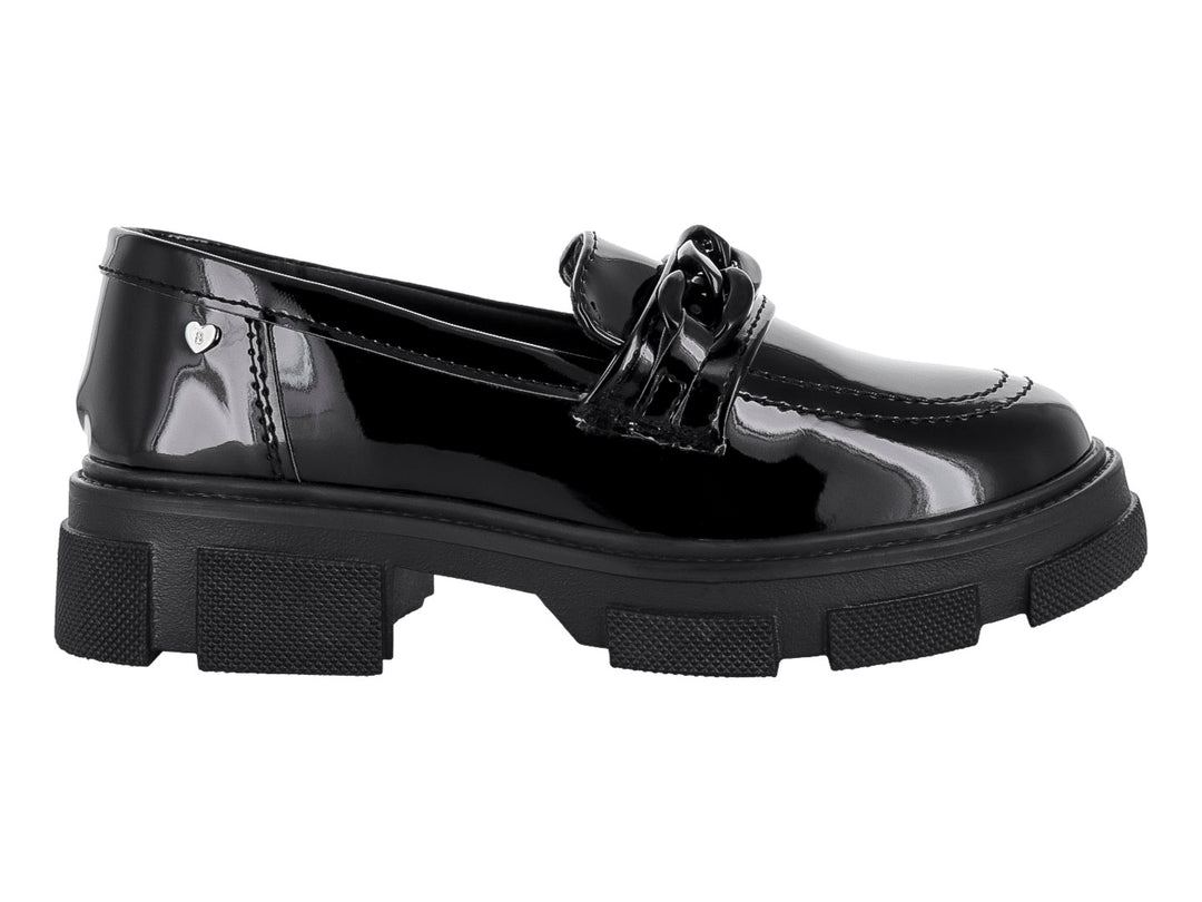 Zapato tipo mocasín para niño en charol negro con detalle de cadena y suela gruesa track.