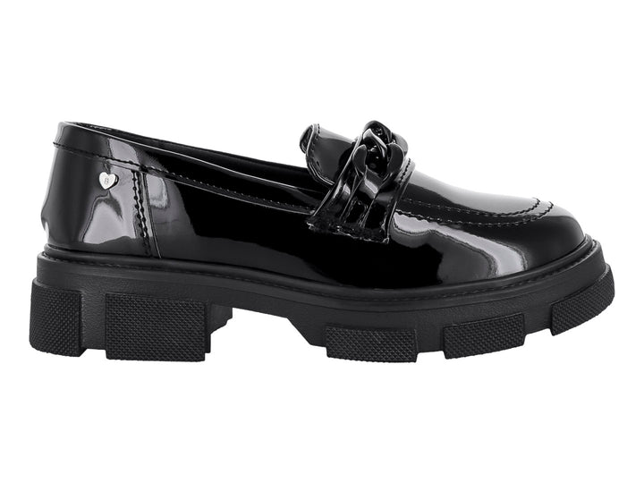 Zapato tipo mocasín para niño en charol negro con detalle de cadena y suela gruesa track.