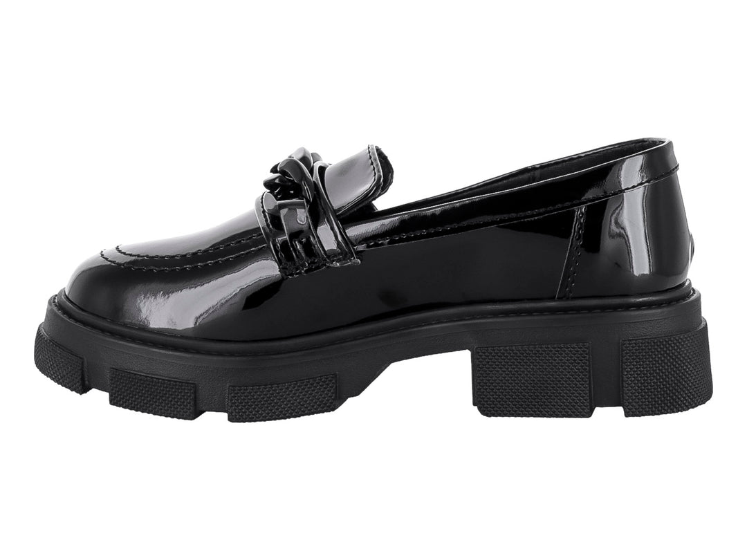 Zapato tipo mocasín para niño en charol negro con detalle de cadena y suela gruesa track.