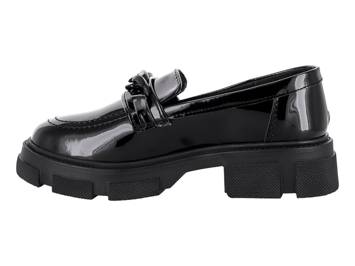 Zapato tipo mocasín para niño en charol negro con detalle de cadena y suela gruesa track.