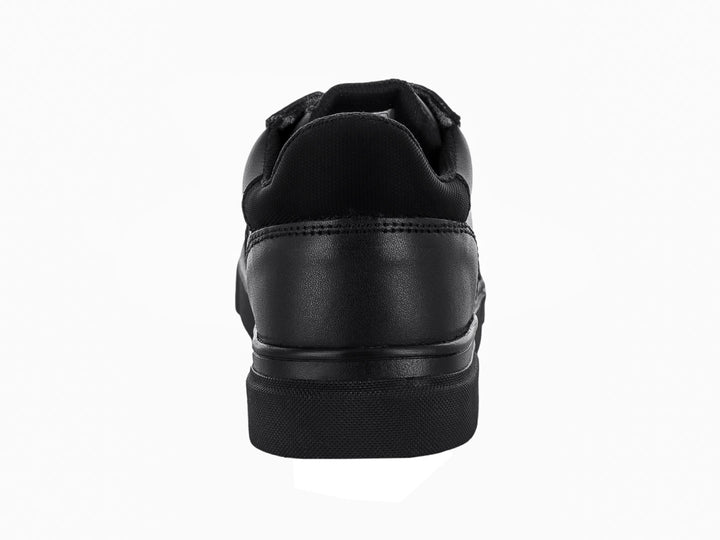 Zapato casual negro para niño de la marca Teen Bambino con agujetas y suela negra.
