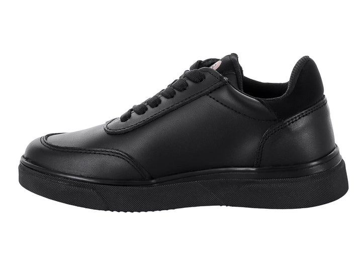 Zapato casual negro para niño de la marca Teen Bambino con agujetas y suela negra.