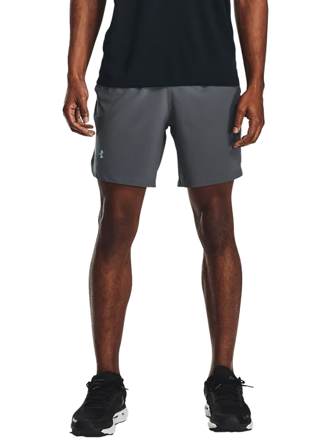 Hombre vistiendo shorts deportivos Under Armour de color gris con corte a 7 pulgadas.