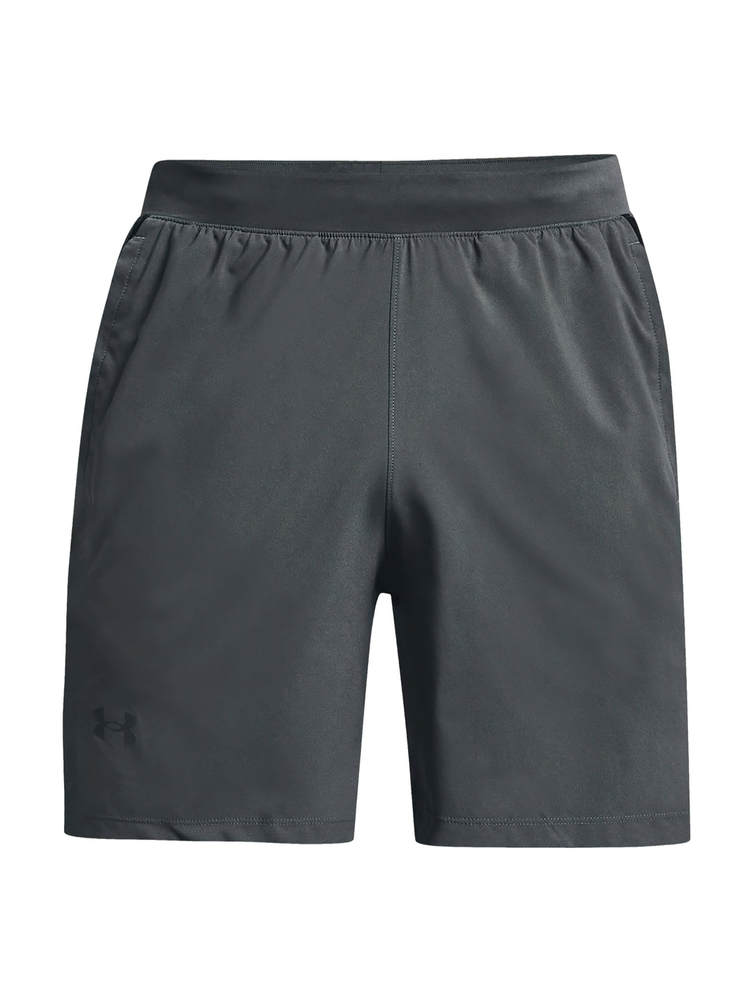 Hombre vistiendo shorts deportivos Under Armour de color gris con corte a 7 pulgadas.