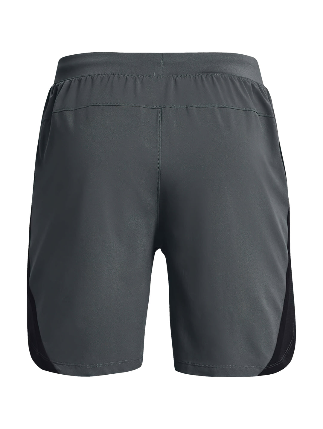 Hombre vistiendo shorts deportivos Under Armour de color gris con corte a 7 pulgadas.
