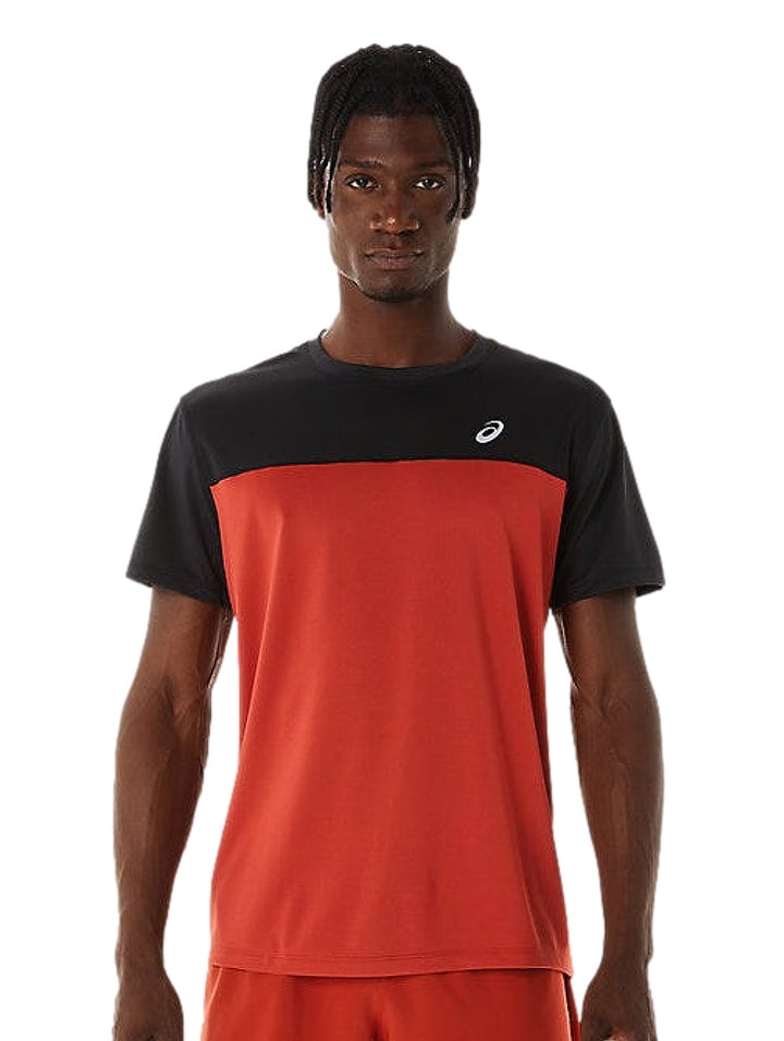Camiseta deportiva ASICS de manga corta con diseño bicolor en negro y naranja Spice Latte.