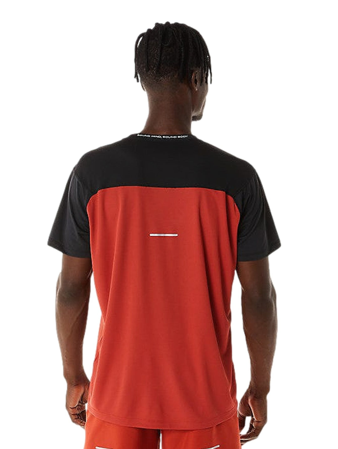 Camiseta deportiva ASICS de manga corta con diseño bicolor en negro y naranja Spice Latte.