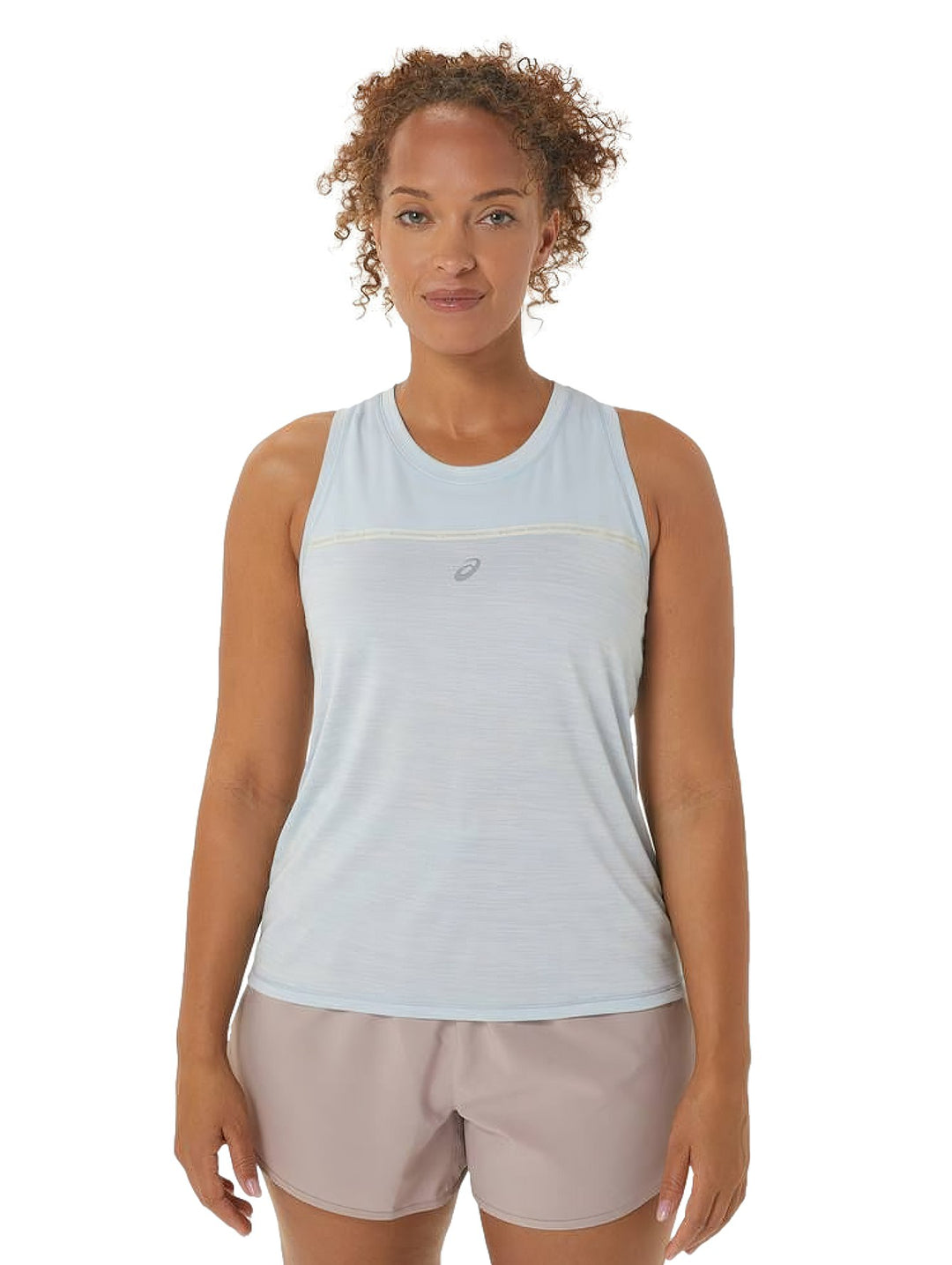 Mujer vistiendo una camiseta deportiva sin mangas ASICS en color celeste con detalles en crema.