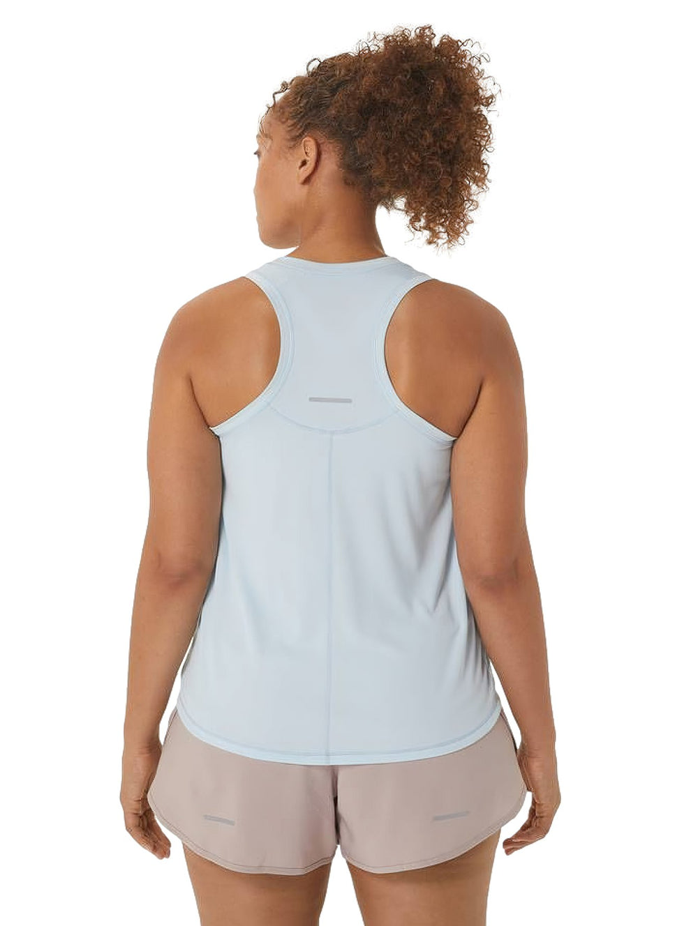 Mujer vistiendo una camiseta deportiva sin mangas ASICS en color celeste con detalles en crema.